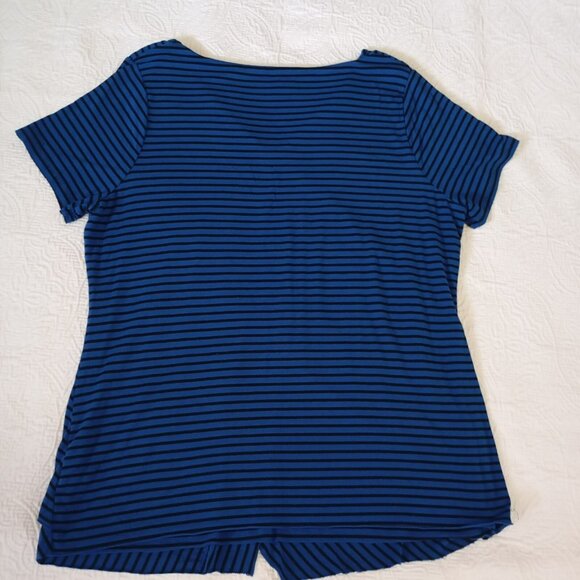 Vince Camuto Blue Black Striped Asymmetrical V-Neck Top 1X - Picture 3 of 7